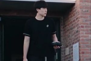 客战菲尼克斯！杨瀚森入场穿搭：短裤+短袖&一身黑 配上运动拖鞋