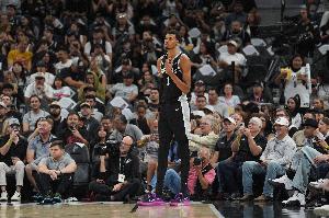 文班前11场拿至少40封盖40助！上一个如此快做到的是大卫·罗宾逊