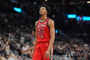 状态火热！墨菲半场13投9中得到22分2板 得分全场最高