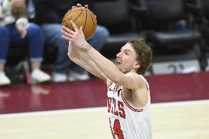 手感也一般！布泽利斯14中5&三分5中2拿到13分4板2助2帽