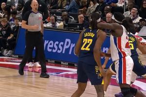 手又痒了斯图尔特肘击杰克逊面部 吃到生涯第11次恶犯！