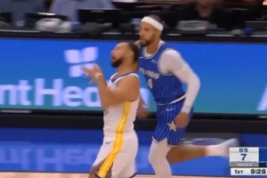 哪里来的小学生？库里投中三分后抽抽鬼脸嘲讽萨格斯