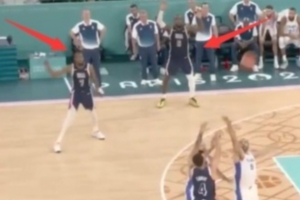 库里回顾金色匕首：我想到詹姆斯和KD在旁边举手要球的照片就想笑