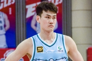 最强二轮秀！媒体人：当年腿部骨折 王睿泽单腿坚持练习三分投射