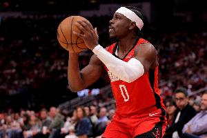 对飚米切尔！阿隆·霍勒迪连续三分、2+1 末节砍下14分了！