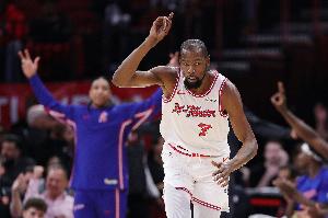 泰厄斯·琼斯：人们对KD的领导力有些说法 但领导方式不是唯一的