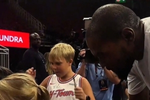 提前的祝福！杜兰特赛前为几名小球迷签名：祝你们感恩节快乐