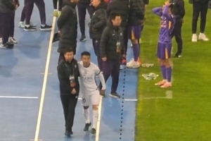 惺惺相惜！于汉超赛后特意前往对手替补席，与于根伟拥抱致意