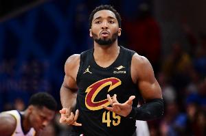 再坚决点！米切尔首节8分钟 7中4&三分4中1拿9分2板 有2失误