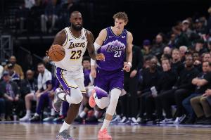 复出两连胜！詹姆斯18中8拿17分6板8助 三分失准4中0！