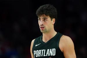 外线失准！阿夫迪亚16中4&三分8中1 仅得11分5篮板