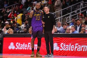 詹姆斯仍找状态！雷迪克：体能恢复是关键 比赛节奏把握同样重要