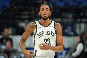 两双到手！克拉克斯顿6投4中&罚球2中2 得到10分11板3助2帽