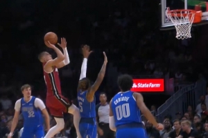 赛季首球来了！希罗反击跳步抛投高打板 进球后怒吼庆祝