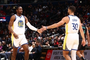 库明加恢复期间如何跟上球队步伐？库里：他知道如何平衡这一切