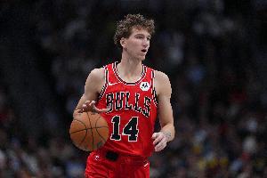 这天赋也很炸！布泽利斯突破垫步起飞 单臂战斧劈扣！