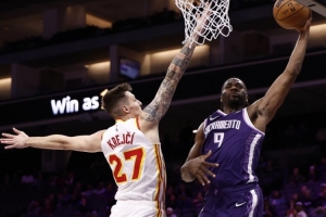 致命抢断！阿丘瓦8中5拿到10分8板1断1帽 正负值+19全场最高