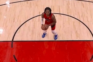 托马斯·布莱恩特倒地夹着博伊尔斯手臂并拽倒后者 被吹一级恶意