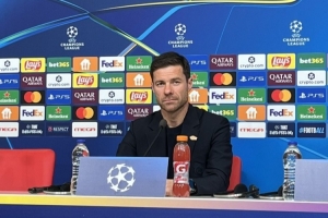 皇马记者称赞阿隆索：面对媒体保护球员举止优雅，始终以球队为重