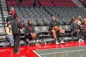 克林根&利拉德从替补席坐投三分 姜还是利拉德这样老的辣一些啊~