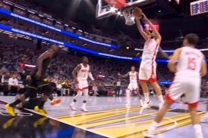 波杰上篮不中 篮板出界裁判吹火箭球权 勇士挑战成功拿回球权