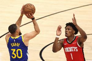 火勇大战热度拉满！“火箭vs勇士”词条冲上微博热搜榜第九