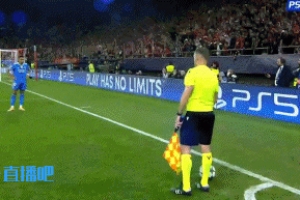 小动作！斯特雷费扎从身后撞了下姆巴佩，姆总不满两人发生争执