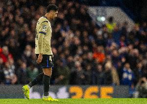 世体：尽管对阵切尔西被罚下，但巴萨全队向阿劳霍表达了支持