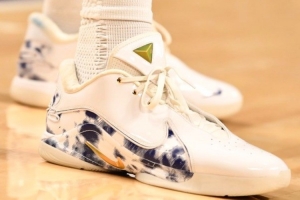 真爱！安东尼·戴维斯脚穿勒布朗22球鞋进行赛前热身