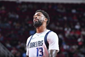 顺水推舟！布兰登·威廉姆斯空中接球灵性回传 助马绍尔滑翔上篮