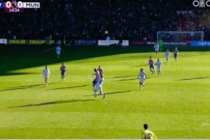 差点送大礼！水晶宫长传打穿曼联双中卫，马特塔单刀打偏