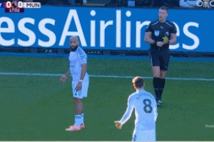 姆伯莫不满裁判判罚，愤怒砸球吃到黄牌！