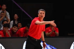 媒体人：中国男篮刚有好转又被闷头一棒 有些东西可变变 别太固执