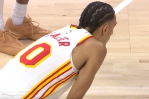 先下两分！杰伦·约翰逊推反击长传 里萨谢快下大力劈扣！