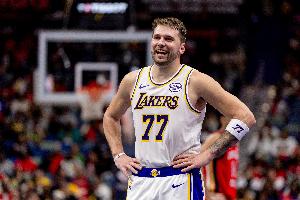 大比分领先没必要犯规！半场前萨迪克·贝补篮 东契奇直接让了