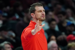 罗威：我和杨瀚森在内的球队中锋 都喜欢让斯普利特当主教练