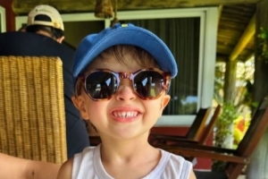 可爱泽卡更新社媒，晒出自己孩子咧嘴笑的照片