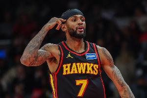 外线开火！亚历山大·沃克连中2记三分独得8分 老鹰反超活塞