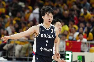 李贤重&李政玹合砍44分！媒体人：明摆着两个点 不知道咱怎么防的