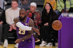 美记：落后25分雷迪克让詹姆斯继续打&不断给球 直到他得分上双