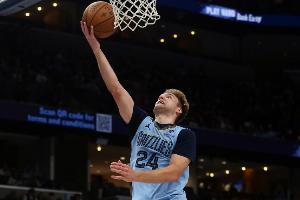 迅捷如风！卡姆·斯潘塞变向直接过掉防守轻松上篮