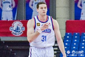 还是那么猛！大卫·詹姆斯半场12中6轰16分6板1助 半场压哨三分