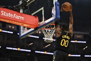 大举反击！库明加前场篮板暴扣得手 勇士追到4分分差