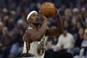 可能直接打卡了！巴特勒下半场没有首发 小佩顿顶替其出战