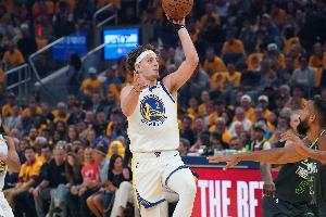 铆足了劲！波杰姆斯基先连续虚晃切特抛投2+0 随后突破再抛投追分