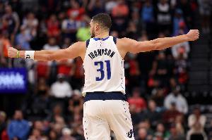 状态不错！克莱半场11中4命中3记三分得到11分2篮板1封盖