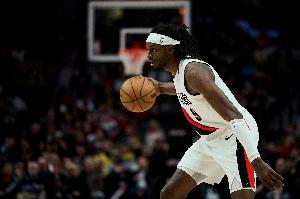 里突外投！格兰特半场7中3拿到8分3板4助 三分4中2