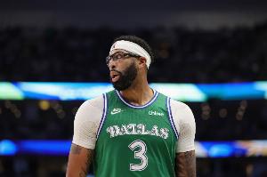 手感一般！浓眉上半场10投3中 拿到7分10篮板&填满数据栏