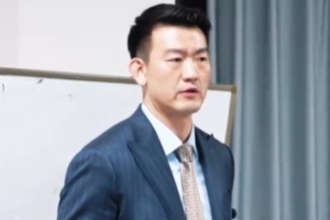 王博更衣室演讲：大家的防守有所松懈 5号位需要往三秒区里面去