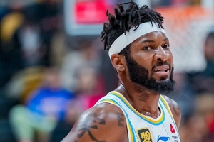 媒体人：北京男篮进攻火力跟对手匹配不上 被动陷入慢节奏阵地战